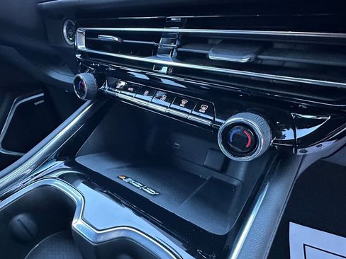 Used 2024 Chevrolet Traverse RS image 37