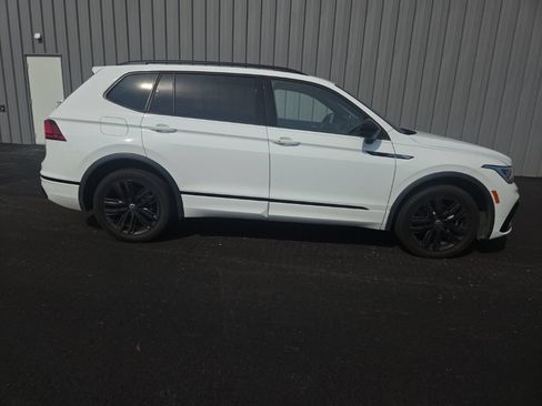 Used 2022 Volkswagen Tiguan SE R-Line FWD image 9