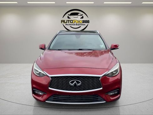 Used 2018 INFINITI QX30 Premium w/ Navigation Package FWD image 2