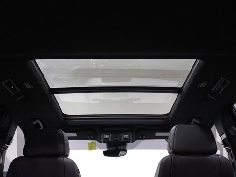 Used 2023 Chevrolet Tahoe High Country image 3