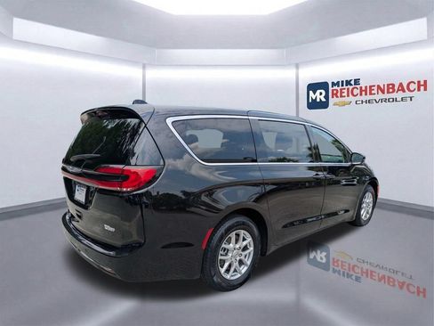 Used 2024 Chrysler Pacifica Touring-L FWD image 4
