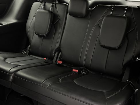 Used 2025 Chrysler Pacifica Select image 26