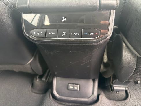 Used 2023 Toyota Highlander XLE AWD/4WD image 29