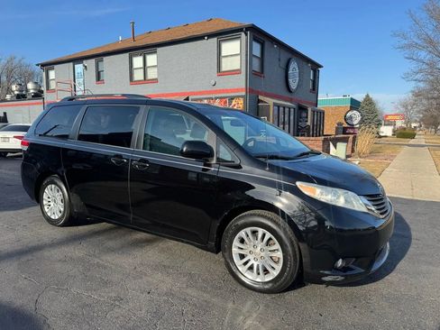 Used 2013 Toyota Sienna XLE image 4