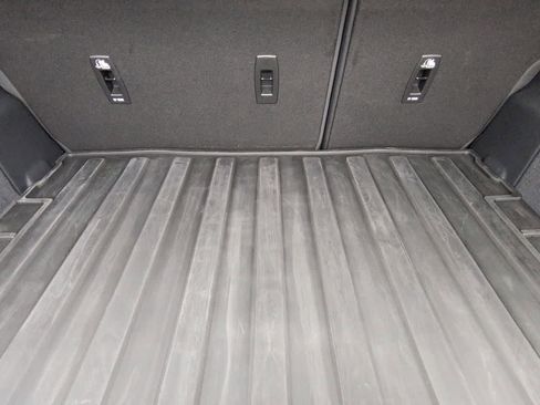 Used 2025 Land Rover Discovery Sport S image 35