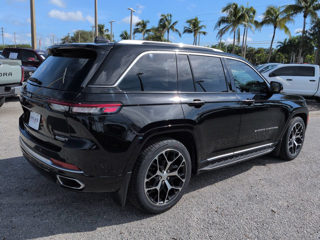 Used 2022 Jeep Grand Cherokee Summit AWD/4WD image 5