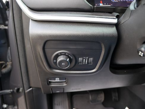 Used 2022 Jeep Grand Cherokee L Limited w/ Luxury Tech Group II image 17