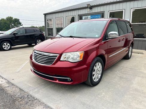 Used 2011 Chrysler Town & Country Touring-L FWD image 3