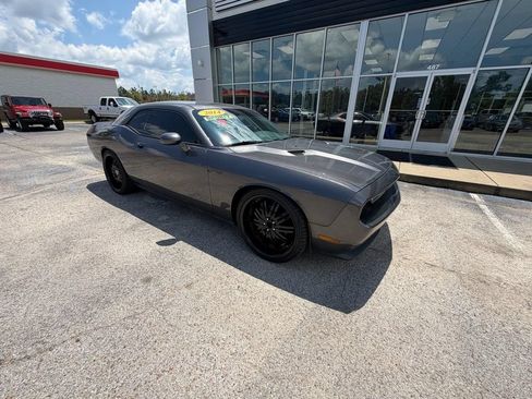 Used 2014 Dodge Challenger SXT RWD image 2