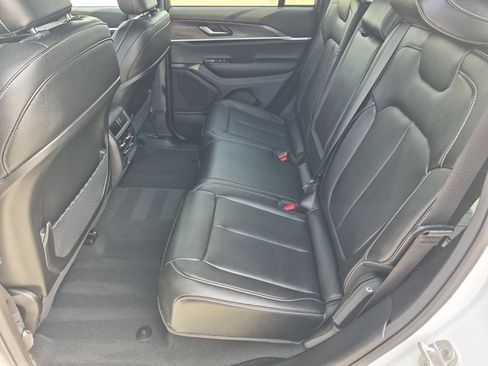 Used 2024 Jeep Grand Cherokee Limited w/ Black Appearance Package AWD/4WD image 24