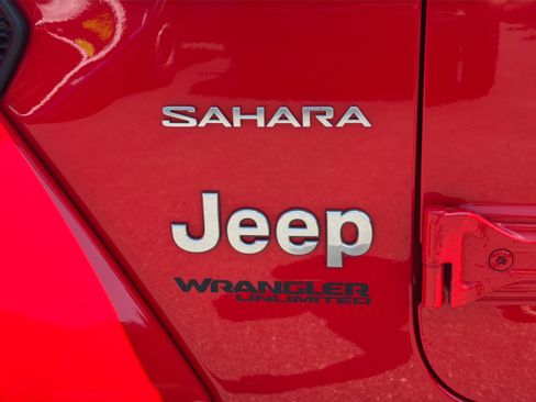 Used 2018 Jeep Wrangler Unlimited Sahara w/ Dual Top Group AWD/4WD image 23