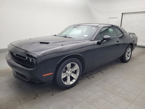 Used 2019 Dodge Challenger SXT image 2