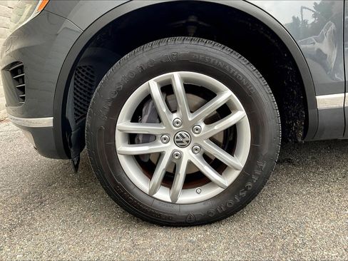 Used 2016 Volkswagen Touareg Sport image 8