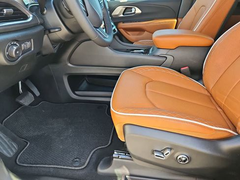 New 2026 Chrysler Pacifica Pinnacle image 16