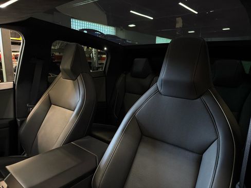 Used 2025 Tesla Cybertruck AWD Crew Cab image 15