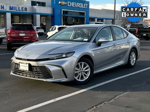 Used 2025 Toyota Camry SE image 2