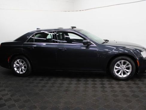 Used 2016 Chrysler 300 Limited image 4