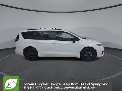 Used 2025 Chrysler Pacifica Limited FWD image 17