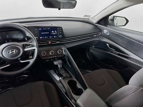 Certified 2025 Hyundai Elantra SE FWD image 22