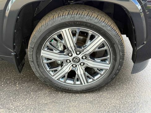 Used 2023 Toyota Sequoia Capstone AWD/4WD image 9