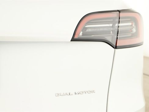 Used 2022 Tesla Model Y Long Range image 28