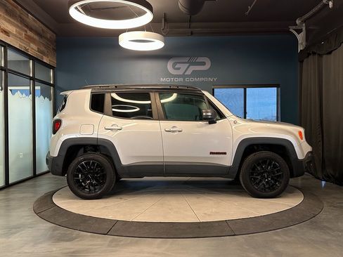 Used 2017 Jeep Renegade Trailhawk w/ Premium Trailhawk Package image 2