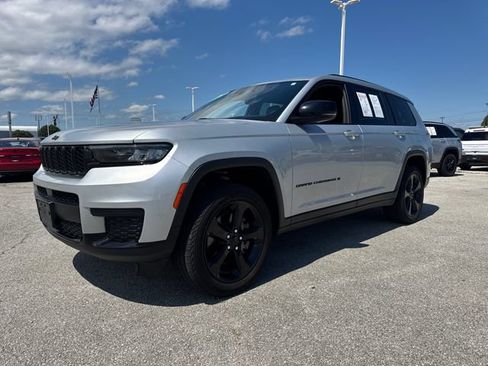 Used 2023 Jeep Grand Cherokee L Laredo AWD/4WD image 2