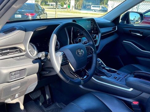 Used 2020 Toyota Highlander XLE image 14