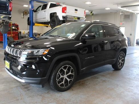 Used 2024 Jeep Compass Limited AWD/4WD image 3