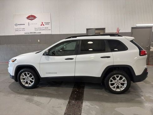 Used 2017 Jeep Cherokee Sport FWD image 7