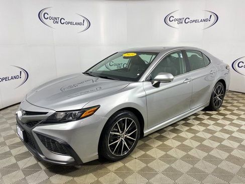 Used 2023 Toyota Camry SE image 3