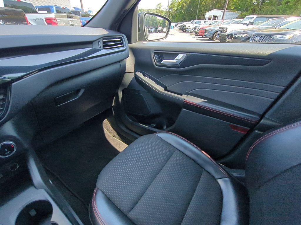 Certified 2025 Ford Escape ST-Line Select AWD/4WD image 19