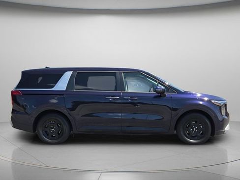 Used 2025 Kia Carnival FWD image 9