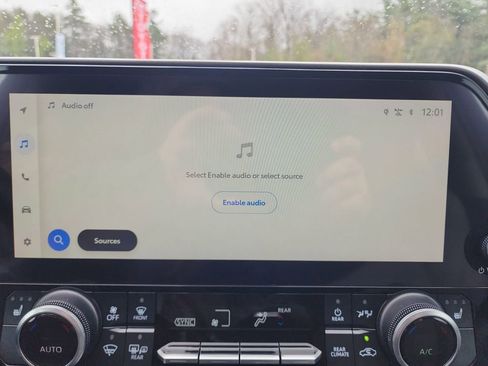 Used 2023 Toyota Highlander XLE AWD/4WD image 16