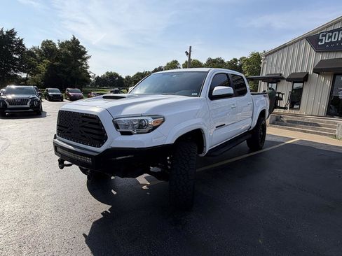Used 2017 Toyota Tacoma TRD Sport w/ Tow Package (A/T) AWD/4WD image 7