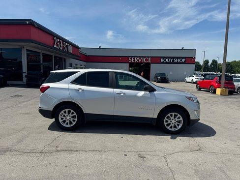 Used 2020 Chevrolet Equinox LS w/ LS Convenience Package AWD/4WD image 2