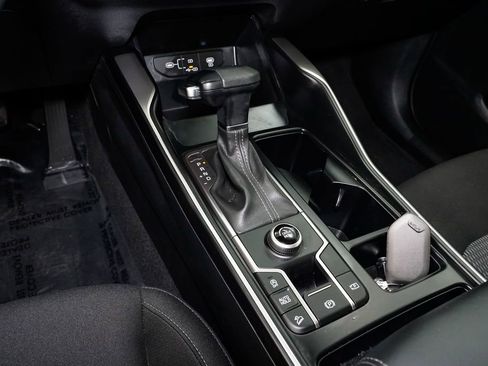 Certified 2025 Kia Sorento LX image 19