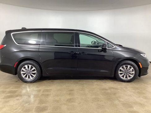 Used 2024 Chrysler Pacifica Limited FWD image 4
