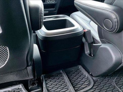 Used 2025 Chrysler Pacifica Select image 11