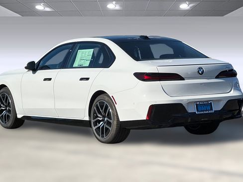 New 2025 BMW 740i image 3