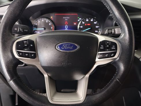 Used 2023 Ford Explorer XLT AWD/4WD image 3