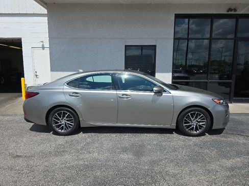 Used 2017 Lexus ES 350 w/ Luxury Package FWD image 2