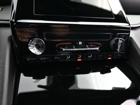 Used 2025 Jeep Grand Cherokee Laredo image 21