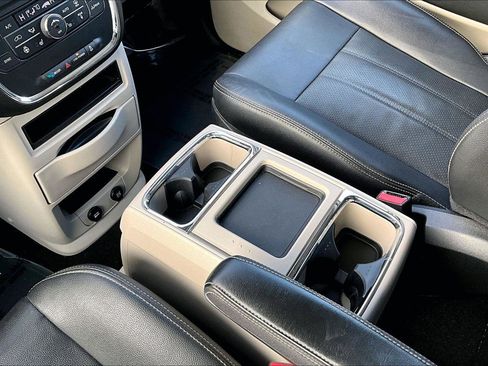 Used 2015 Chrysler Town & Country Touring-L w/ Driver Convenience Group image 12