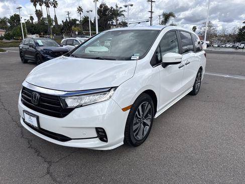 Certified 2024 Honda Odyssey Touring image 3