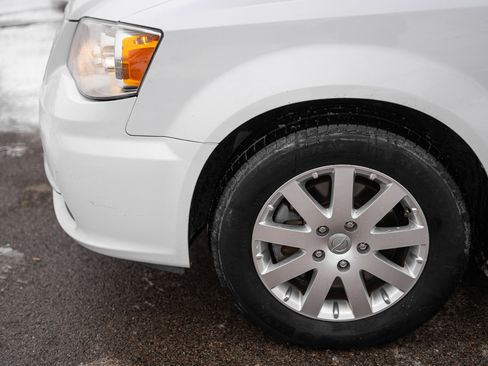 Used 2016 Chrysler Town & Country Touring image 9