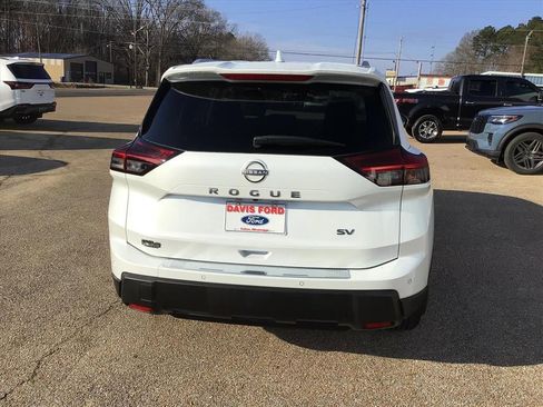 Used 2024 Nissan Rogue SV w/ SV Premium Package image 16