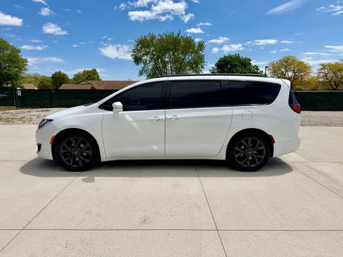 Used 2020 Chrysler Pacifica Limited FWD image 2