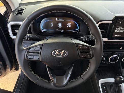 Used 2025 Hyundai Venue Limited FWD image 15