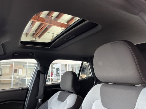 Used 2024 Chevrolet Trax RS w/ Sunroof Package image 22